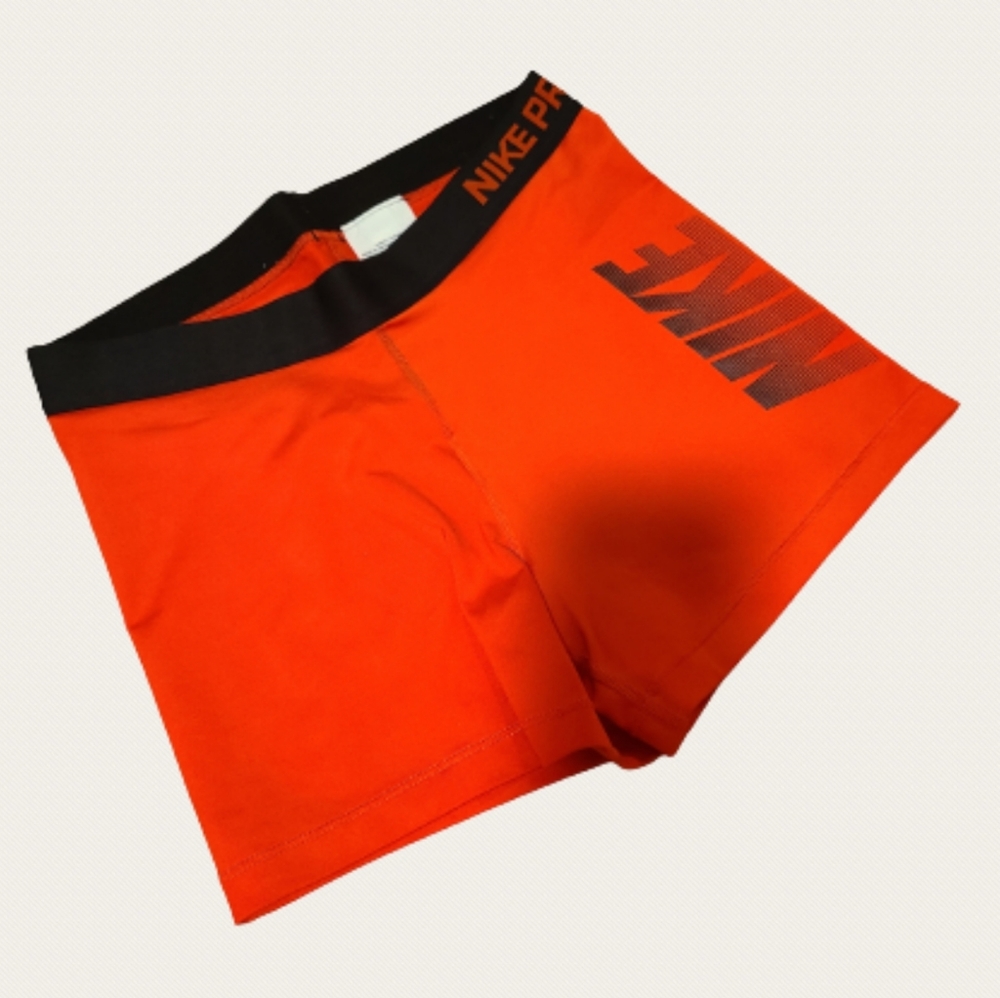 NWOT Nike Pro shorts L
